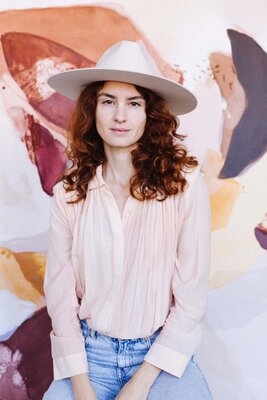 Julia A. Etedi im Studio: Discover Julia A. Etedi's colorful world