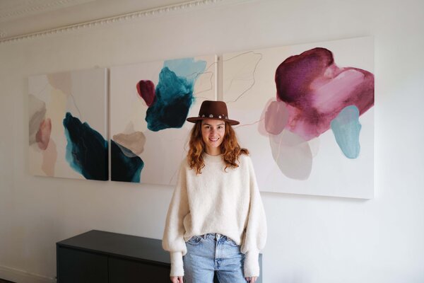 Julia A. Etedi im Studio: Julia A. Etedi and a commissioned artpiece made of a tryptic
