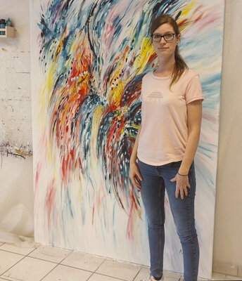 ÂME SAUVAGE in the Studio: L'artiste peintre Âme Sauvage devant une grande œuvre réalisée sur mesure