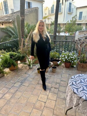 Sybille Mellenthin dans le studio: Sybille Mellenthin auf der Terrasse ihres Ateliers in La Llonja, dem historischen Künstlerviertel von Palma de Mallorca.