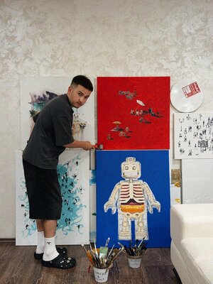 Bohdan Shyptenko en el estudio: With my paintings