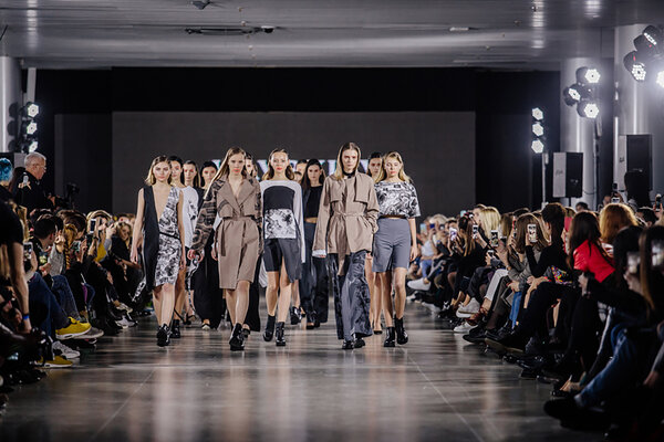 Maksym Skvortsov en el estudio: Collaboration with a fashion brand "Havryliv" with my prints on clothes (2018) https://lvivfashionweek.com/designers/havryliv/havryliv-ss-2019