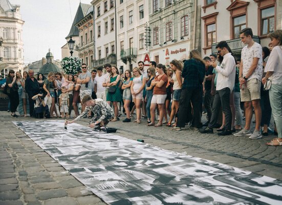 Maksym Skvortsov en el estudio: Me painting on my artist open-air live show "10 Meters" (2017) https://zakarpat.brovdi.art/en/vystavky/10-metriv-tvoyih-mozhlivostej-z-takoyu-promovistoyu-nazvoyu-molodij-mitec-maksim-skvorcov-rozpochav-svoye-open-air-art-shou