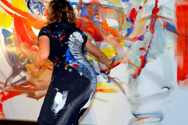 Isabella Moog im Studio: "Ganz im Moment" Farbe / Form/ Bewegung "ohne Wertung"