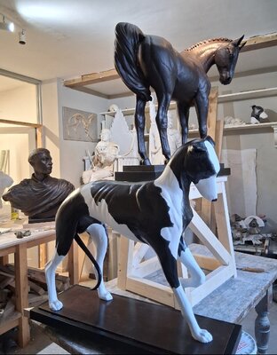 Barry Davies RCA in de studio: Preparing sculptures for an exhibition.