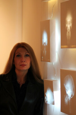 Milena Nicosia im Studio: Io accanto alla mia installazione contro la pena di morte.