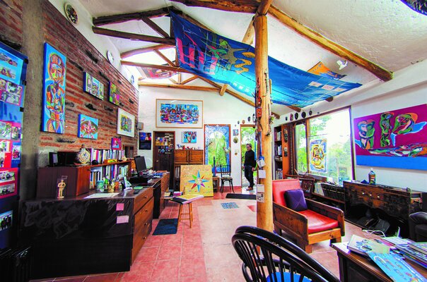 Miguel Betancourt nello studio: Este es mi atelier, lugar en el que permanezco la mayor parte de mi tiempo, con pocas interrupciones para dirigirme al área de mi  casa, a donde llego atravesando un jardín de flores y limoneros.