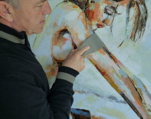MARCOS RODRIGO dans le studio: Travail à la spatule sur un portrait.