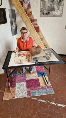 Petra Kohns-Merges in de studio: Arbeiten im Atelier