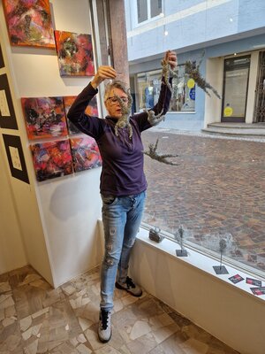Petra Kohns-Merges in de studio: Vorbereitung der Ausstellung in Schlanders