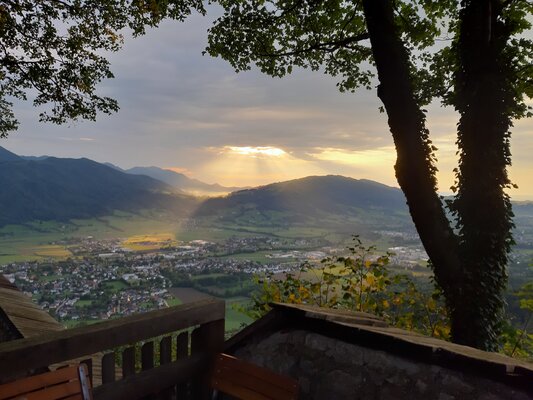 Isabella Scharf-Minichmair in de studio: View from Altpernstein Castle into the valley