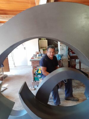 Aramís Justiz en el estudio: Terminando la obra Olas Giguantes encargada por un coleccionista