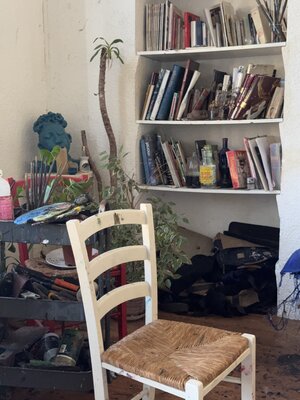 Aimé Cesanges in the Studio: La chaise au beau milieu de l’atelier pendant un tri d’œuvre d’art sur papier multiformat .