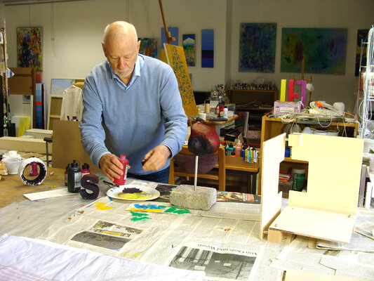 Siegfried Bausch dans le studio: Atelier April 2024: Farben mischen auf der Arbeitsplatte.