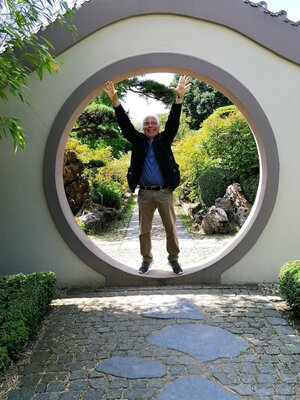Gerd Zimmermann (ZIMMERMANN-Formanist Art) in the Studio: Gerd Zimmermann im Arboretum Ellerbek auf Motivsuche.