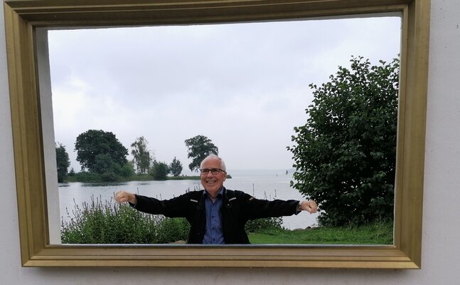 Gerd Zimmermann (ZIMMERMANN-Formanist Art) in the Studio: Gerd Zimmermann_Auf Motivsuche im Schlosspark _ Schloss Schwerin