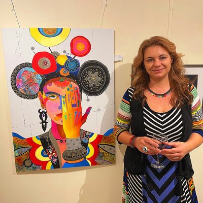 Silvia Pavlova in de studio: with URBAN LEGEND painting at exhibition