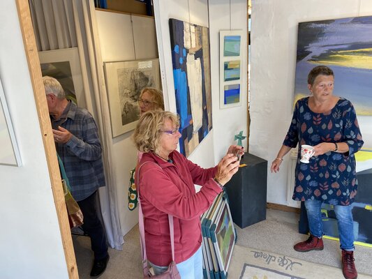 Foke Stribos en el estudio: Visitors during an Open Atelier exhibition > KUNST KIJK 2025