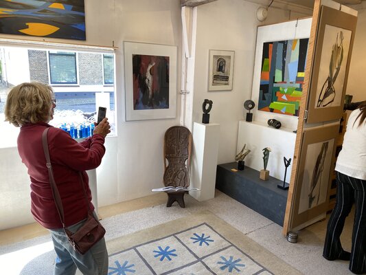 Foke Stribos en el estudio: Visitors during an Open Atelier exhibition > KUNST KIJK 2025  -  PS: The sculptor 'Gert Fris' was invited to exhibit his bronze statues along with my paintings!