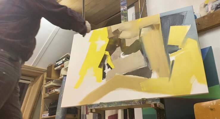 Foke Stribos en el estudio: Working on the design of the painting: "SEEN" (John 5:2-9)  > View the painting on:  https://www.fokestribos.nl/oeuvre/thema-s-1