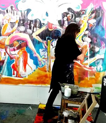 Laurence LEJAY im Studio: Laurence peignant "Pool dance" en 2020 en résidence au "100ecs", 100 rue de Cherenton Paris 75012