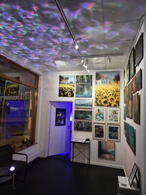 Olga Brink en el estudio: Evening glow in my gallery Galleri Brink, Uppsala, Sweden.