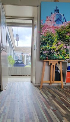 Jürgen Rosmarion in de studio: Blick aus meinem Atelier in den Innenhof des Ateliergebäudes