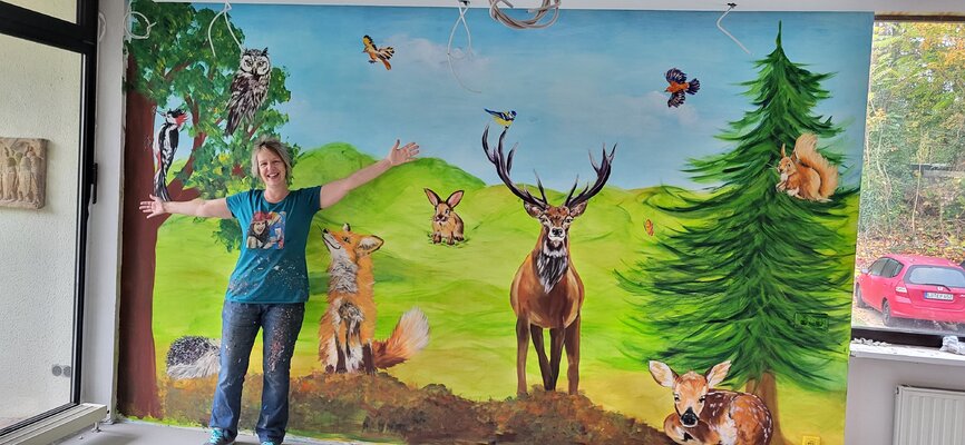 Inge Gründel-Pfaff in the Studio: weiteres Wandgemälde 4x2,5m für ein Kinderintensivpflegeheim