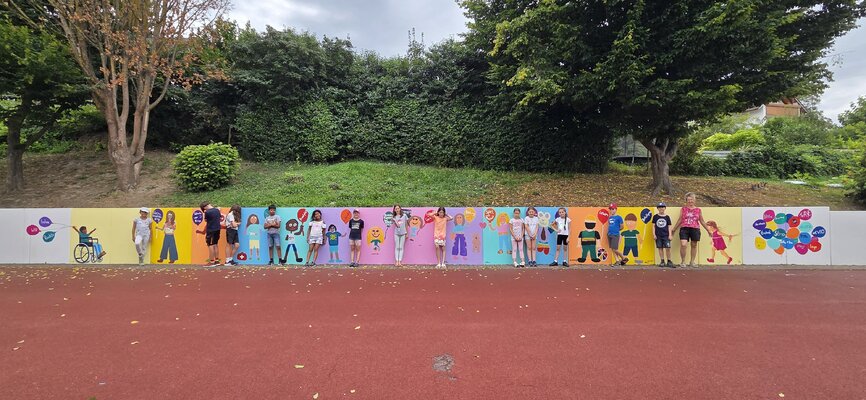 Inge Gründel-Pfaff in the Studio: Projekt Kinderrechte 25m Wand mit 15 Kindern bemalt