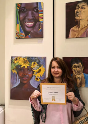 Jane Lantsman im Studio: At the exhibition "The Power of Alone", Tel Aviv. Near my artworks "Girl with sunflowers" and "Joy" (from me right side)