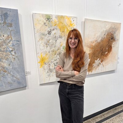 Petra Stelling im Studio: Hängung Einzelausstellung 2024