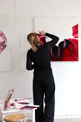 Sabine Siewert in de studio: .... malend