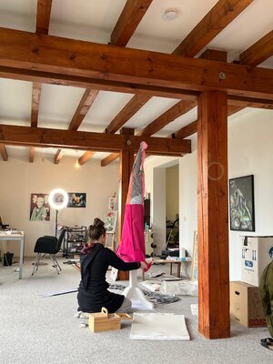 Sissy Schneider in de studio: For Work in progress and pictures from the studio follow: https://www.sissyschneider.de/studio