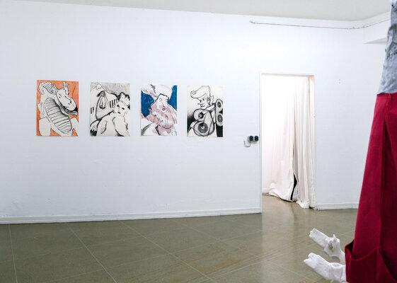 Sissy Schneider in de studio: Opening cracks, enclosing hells  im island of contemporary art cologne (ica)   21.2. - 6.4.25 Foto: Marius im Brahm