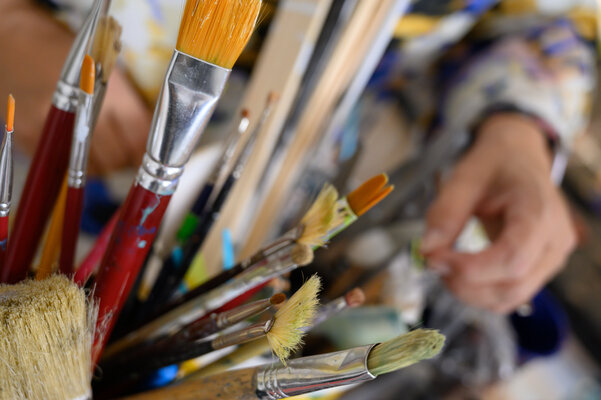 Isabelle Gosselin in de studio: Dans mon processus créatif, les pinceaux et les spatules jouent un rôle essentiel pour donner vie à mes visions artistiques.