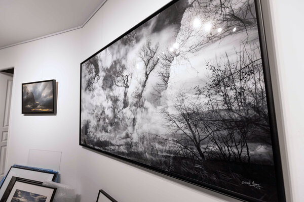 Edouard Mazaré im Studio: Vue d'atelier avec un grand tirage de 164 cm de large (acheté et livré aux USA)