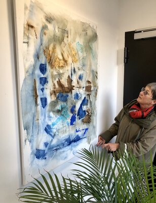 Annette Gesine Rathjen nello studio: In situ, vor dem Werk „Winter Blues“