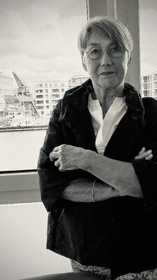 Annette Gesine Rathjen nello studio: Maritim, mit Kran im Hintergrund