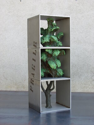 Giovanni Talarico in de studio: Fragile, 2012 acciaio inox, resina, termo incisione  22 x 19,7 x 60,4 cm