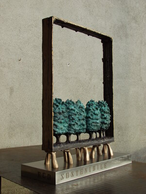 Giovanni Talarico in de studio: Eco sostenibile, 2011, bronzo e acciaio inox,  79,5x29,5x96 cm