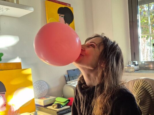 Anguilla Ink in de studio: Eccomi nella stanza dove dipingo, tra le mie "bolle" in una bella giornata di sole.