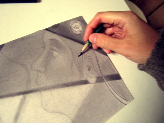 Rodrigo Silva en el estudio: Working on a recent drawing