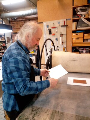 Youri Chasov nello studio: Printmaking work