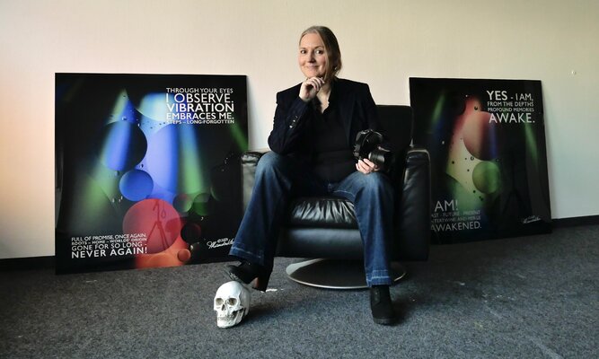 Manuela Klare in de studio: In meinem Atelier und Showroom in Starnberg. Im Hintergrund mit FineArt Kunstdrucken aus meiner ersten Englischen Limited Edition 2023. Titel: LOVING INFINITY #3 und #4.