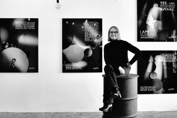 Manuela Klare in de studio: Ausstellung in der Galerie 2B in Starnberg im Dezember 2024.