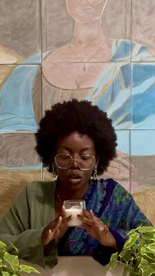 Adele The Princess dans le studio: Picture from a photoshoot featuring my main painting in the background.