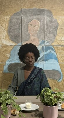 Adele The Princess dans le studio: Picture from a photoshoot featuring my main painting in the background.