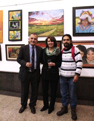 Ligia Patricia Guerra Niño dans le studio: Exposición Individual - Lobby del Edificio El Bosque -Bogotá Colombia, año 2014 acompañada por dos maestros de arte