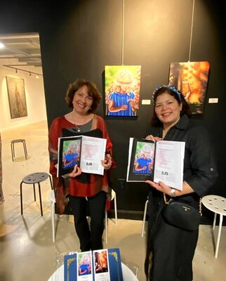 Ligia Patricia Guerra Niño dans le studio: Lanzamiento del libro Líneas y letras, proyecto de artistas y escritores, en el MIFA - Miami junio de 2024 (de izq a derecha, Ligia Guerra y Omira Bellizio)