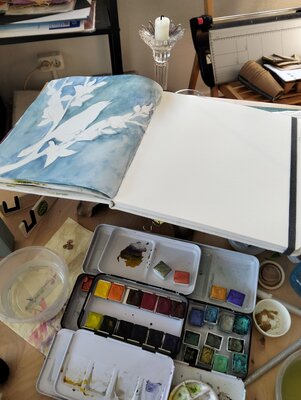 Paula Swenson en el estudio: studio table work-in-progress